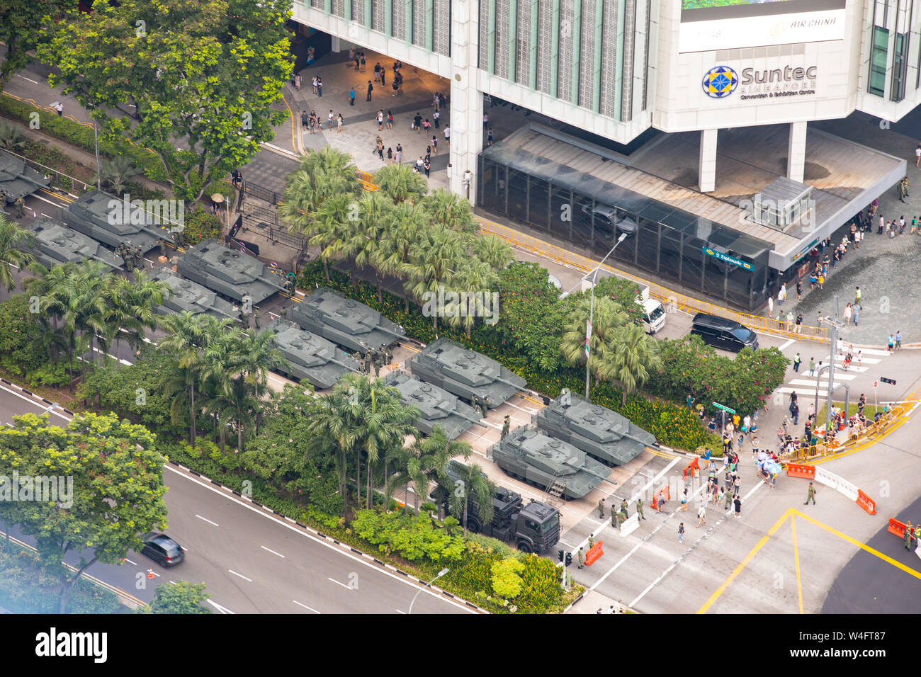 Colonna di blindati per le strade di Singapore Foto Stock