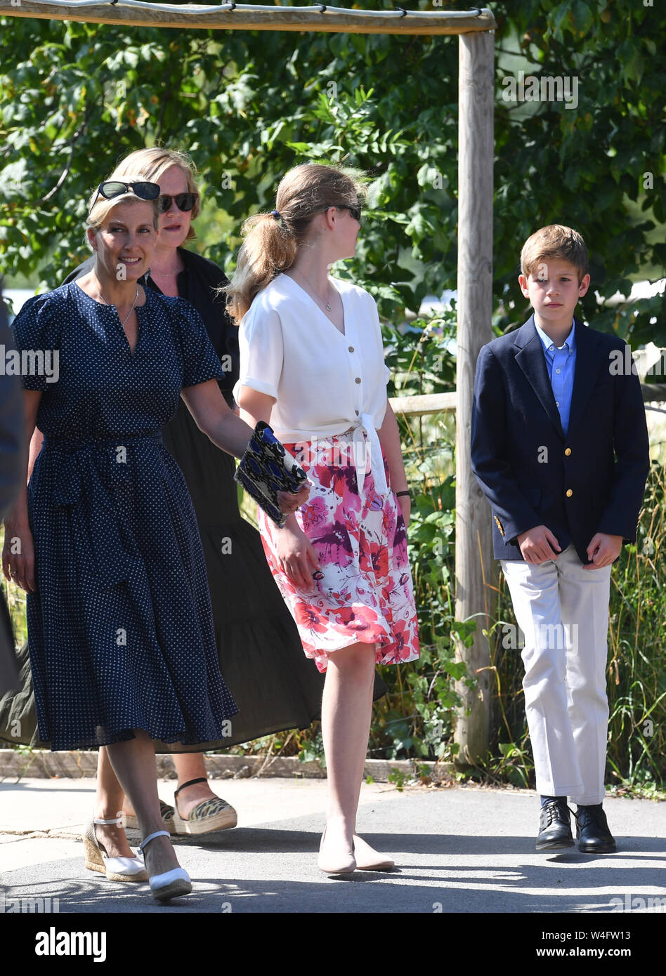 Sophie, Contessa di Wessex (sinistra), con i suoi figli, la signora Louise e James, Visconte Severn durante una visita a portare il legno al posto selvaggio Progetto in Bristol. Foto Stock