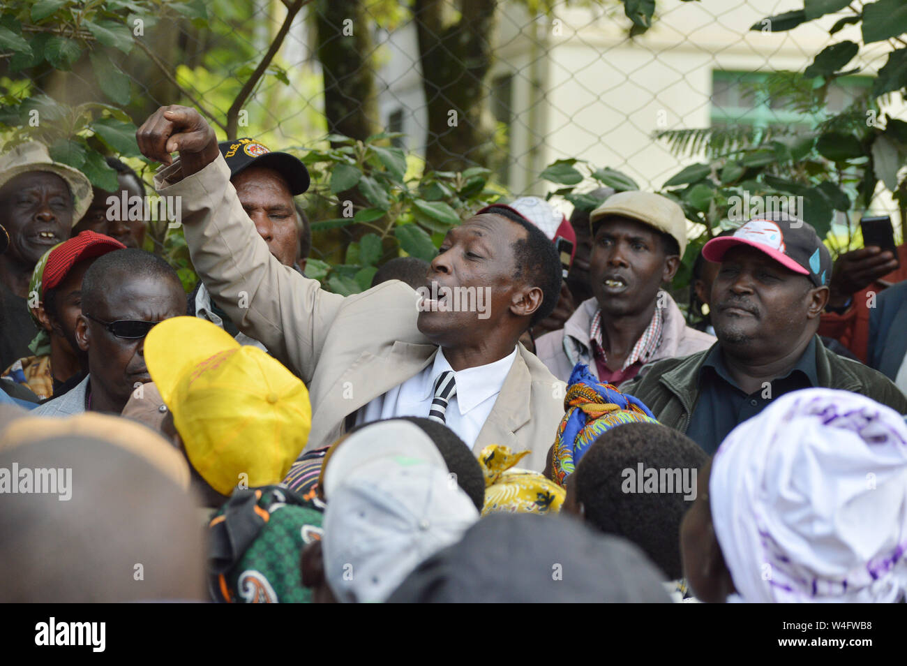 Nakuru, Rift Valley, in Kenya. 22 Luglio, 2019. Un uomo chants slogan mentre facendo un gesto dopo l Udienza della causa principale di richiedere il risarcimento dei danni è stata sospesa in attesa della conferma dello status di sfollati consiglio direttivo.Il governo è stato accusato per compensare in modo irregolare fake IDP e lasciando quelle innocenti con nulla. Oltre cento mila persone colpite dal Kenya la violenza post elettorale sono stati a languire nella miseria per anni in attesa che il risarcimento dal governo. Kenya 2007-2008 post violenza sondaggio condotto alla morte, spostamenti forzati e la distruzione della povertà. (Cred Foto Stock