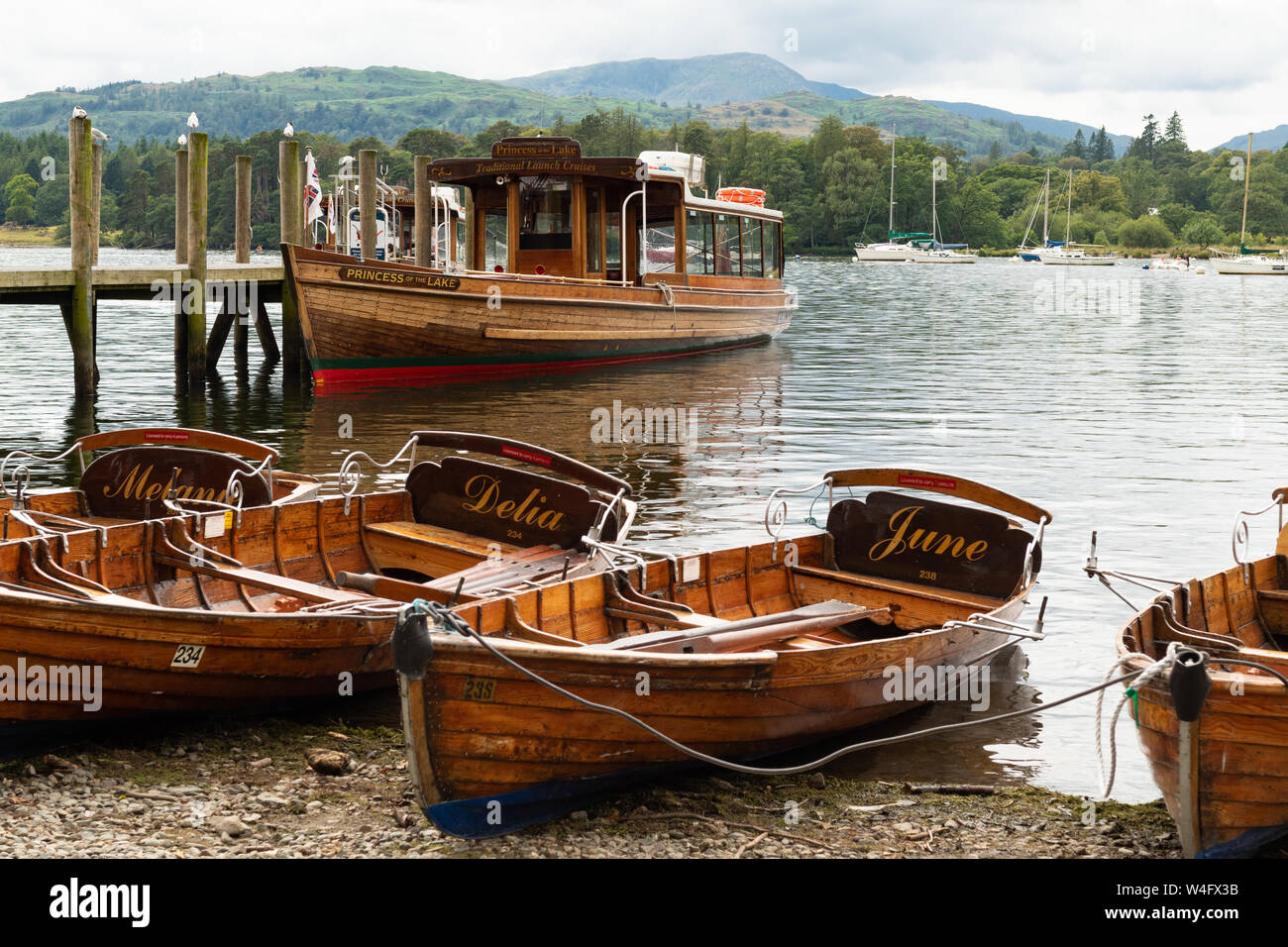 Waterhead, Ambleside, Lago di Windermere, Cumbria, Lake District, Inghilterra,UK - legno le barche a remi e la principessa del Lago di lancio tradizionale, Foto Stock