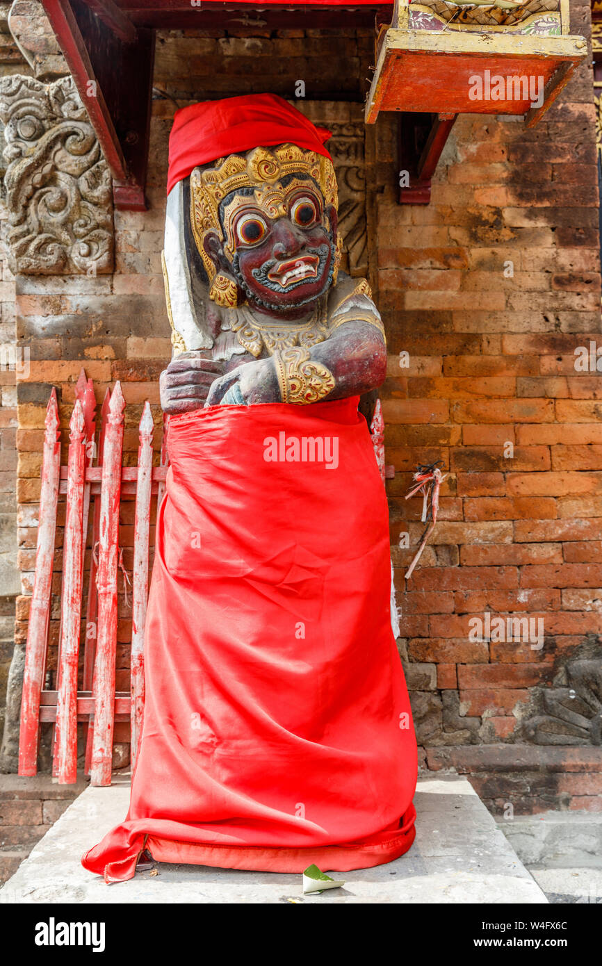 Statue balinesi tradizionali dvarapala guardiane vicino al clan pande (fabbri) tempio indù a Munggu, Badung, Bali, Indonesia. Immagine verticale. Foto Stock