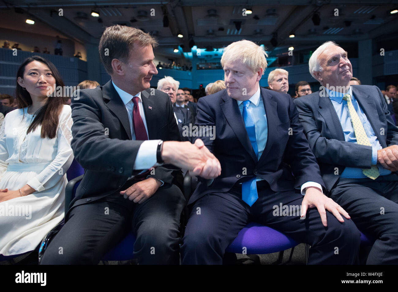(Da sinistra a destra) Lucia Hunt, Jeremy Hunt, congratulandomi con Boris Johnson e Sir Edward Lister, presso la Queen Elizabeth II Centre di Londra dove il Sig. Johnson è stato annunciato come il nuovo partito conservatore leader, e diventerà il prossimo Primo ministro. Foto Stock