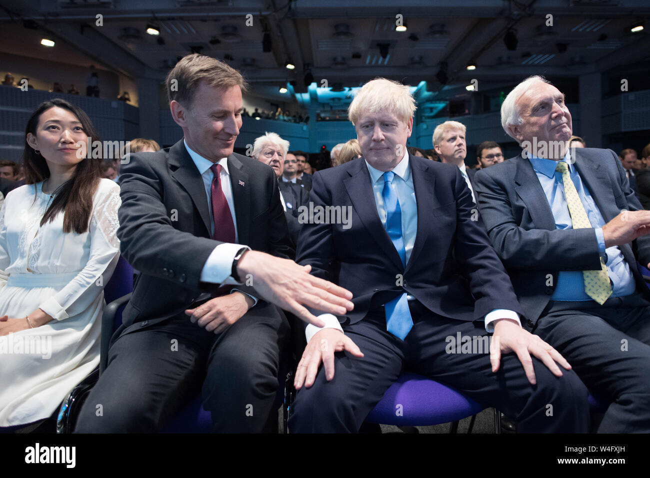 (Da sinistra a destra) Lucia Hunt, Jeremy Hunt, congratulandomi con Boris Johnson e Sir Edward Lister, presso la Queen Elizabeth II Centre di Londra dove il Sig. Johnson è stato annunciato come il nuovo partito conservatore leader, e diventerà il prossimo Primo ministro. Foto Stock