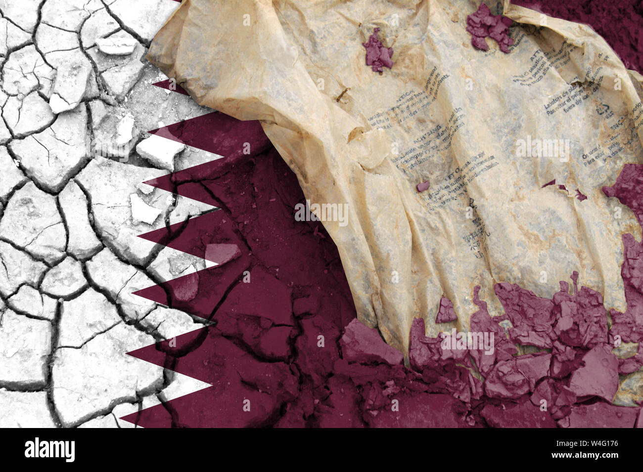 Bandiera del Qatar, la bandiera è raffigurato sulla massa rotto. Concetto di ecologia con inquinamento ambientale da rifiuti domestici e industriali. Foto Stock