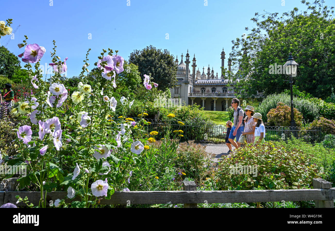 Brighton Regno Unito 23 luglio 2019 - Visitatori potrete godervi una passeggiata attraverso il Royal Pavilion Gardens in Brighton oggi in una calda giornata di sole . Ondata di caldo in condizioni meteo per il Sud Est della Gran Bretagna con temperature attese per raggiungere la metà degli anni trenta di oggi e nei prossimi giorni . Credito: Simon Dack / Alamy Live News Foto Stock