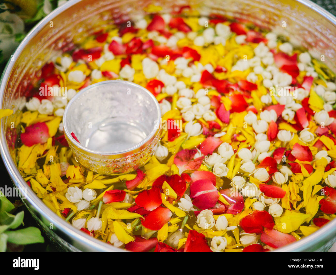 Acqua con profumo tailandese in acqua il bilanciere con fiori colorati petali e garland per il Songkran festival, Thailandia, Vaso con fiori come il gelsomino, ro Foto Stock