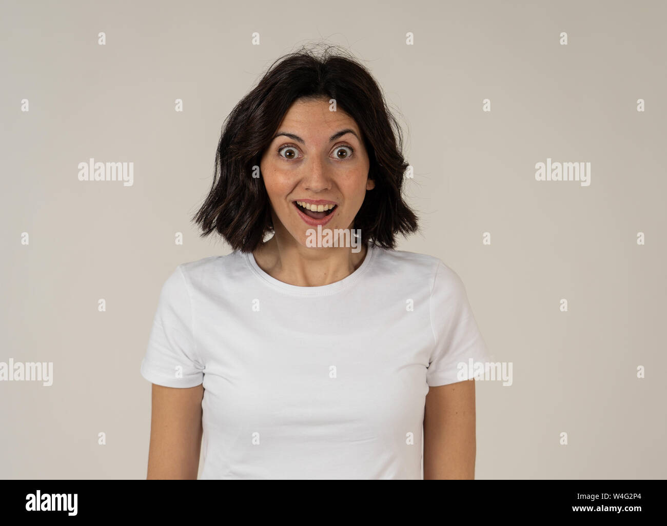 Ritratto di bella donna scioccato udito la Buona Novella o avendo grande successo con sorpresa e felice faccia. Espressione facciale, emozioni umane e cel Foto Stock