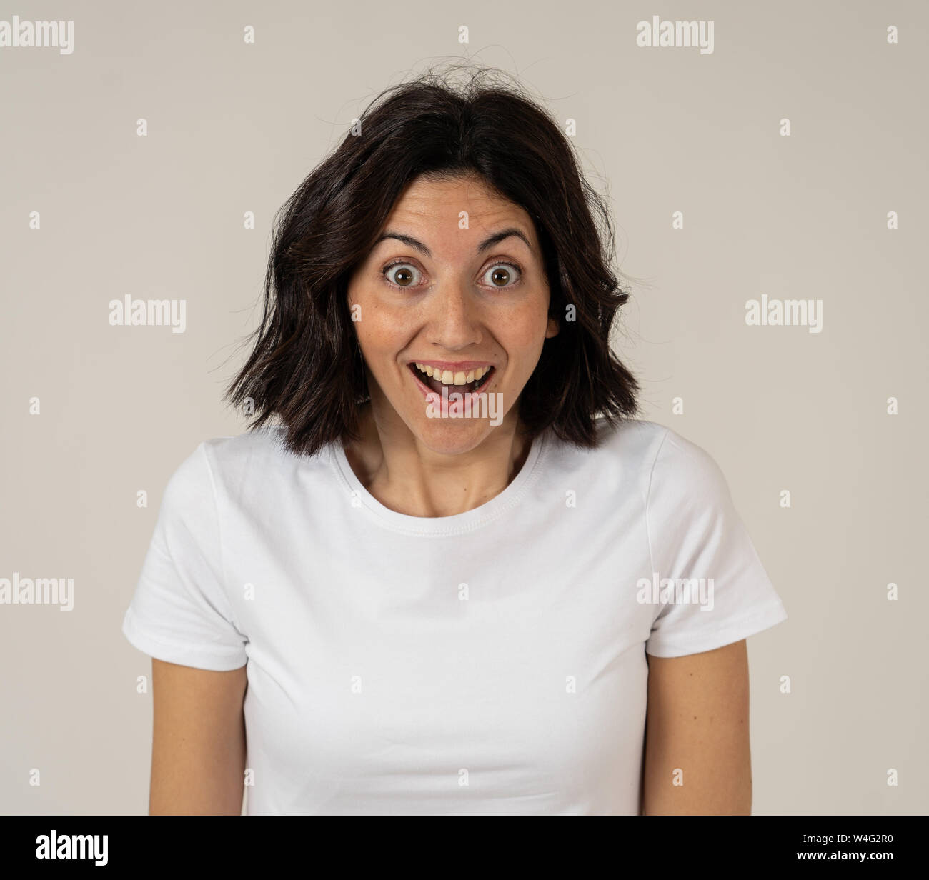 Ritratto di bella donna scioccato udito la Buona Novella o avendo grande successo con sorpresa e felice faccia. Espressione facciale, emozioni umane e cel Foto Stock