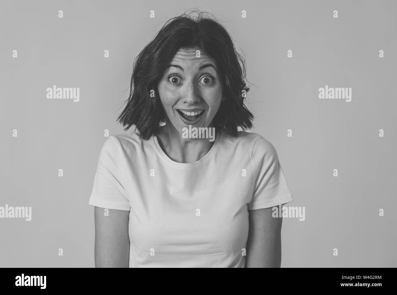 Close up di bella donna scioccato udito la Buona Novella o avendo grande successo con sorpresa e felice faccia. Espressione facciale, emozioni umane e cel Foto Stock