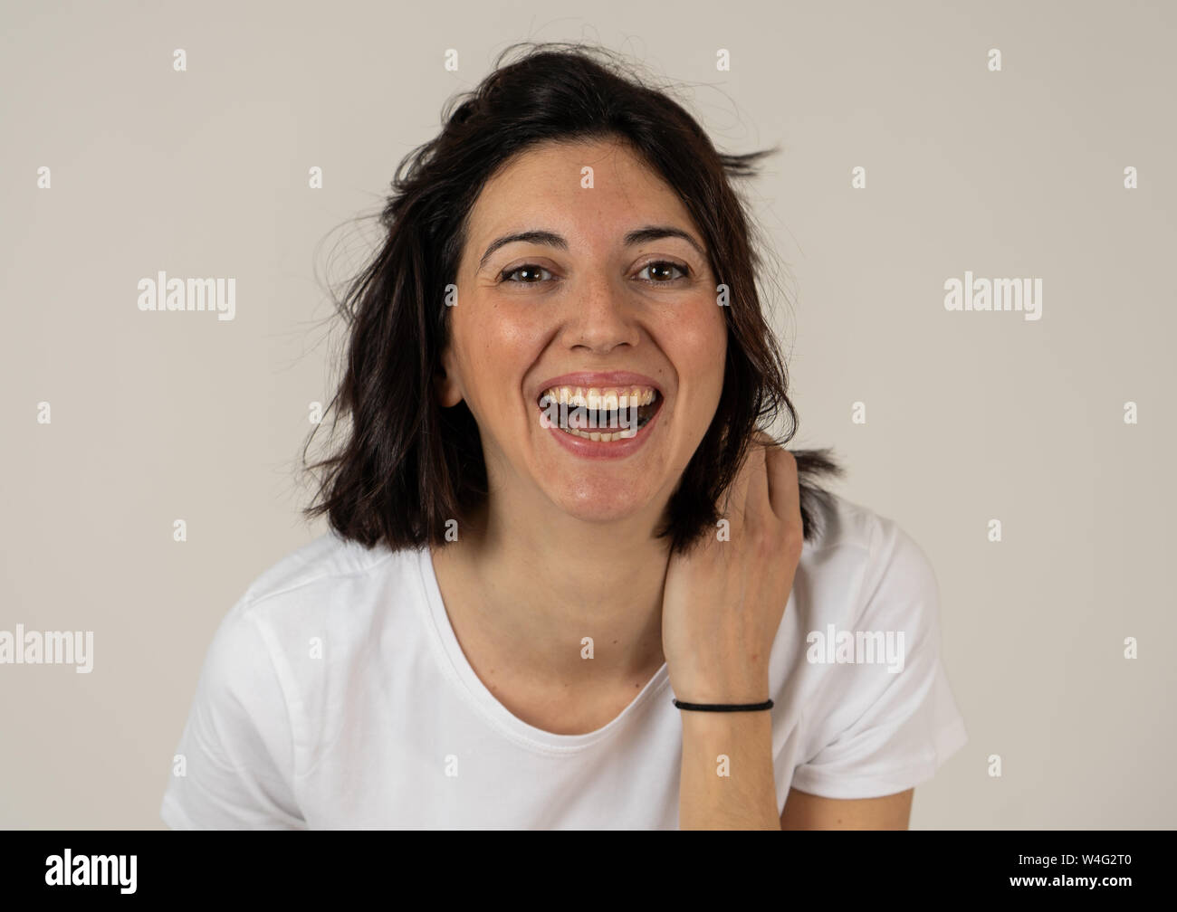 Close up ritratto di giovane bella donna caucasica con la faccia felice e bel sorriso fissando la telecamera. Isolato su bianco. In Persone, positivo hu Foto Stock