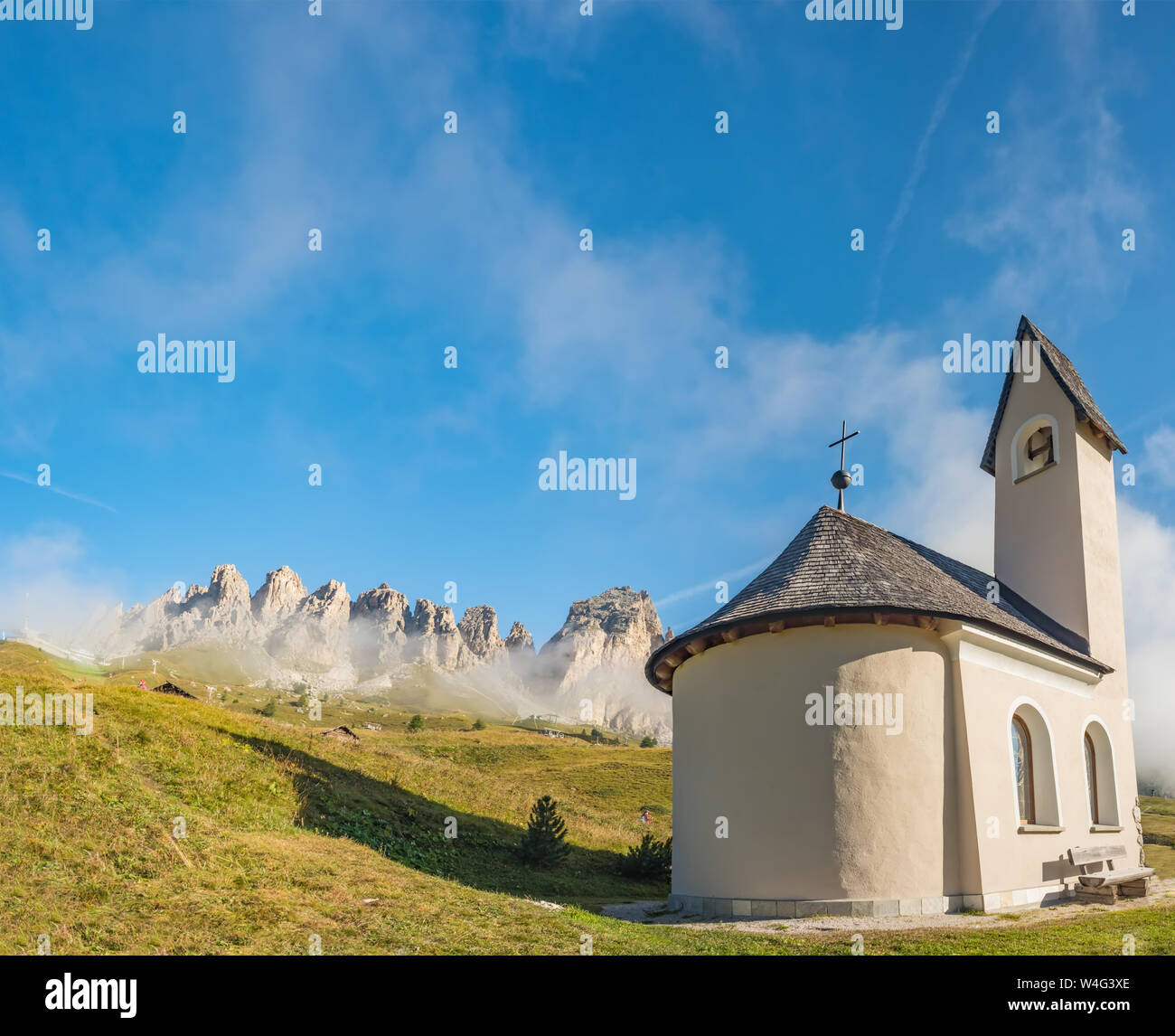 Cappella con vista sulle montagne in background, Passo Gardena, Dolomiti, Italia Foto Stock