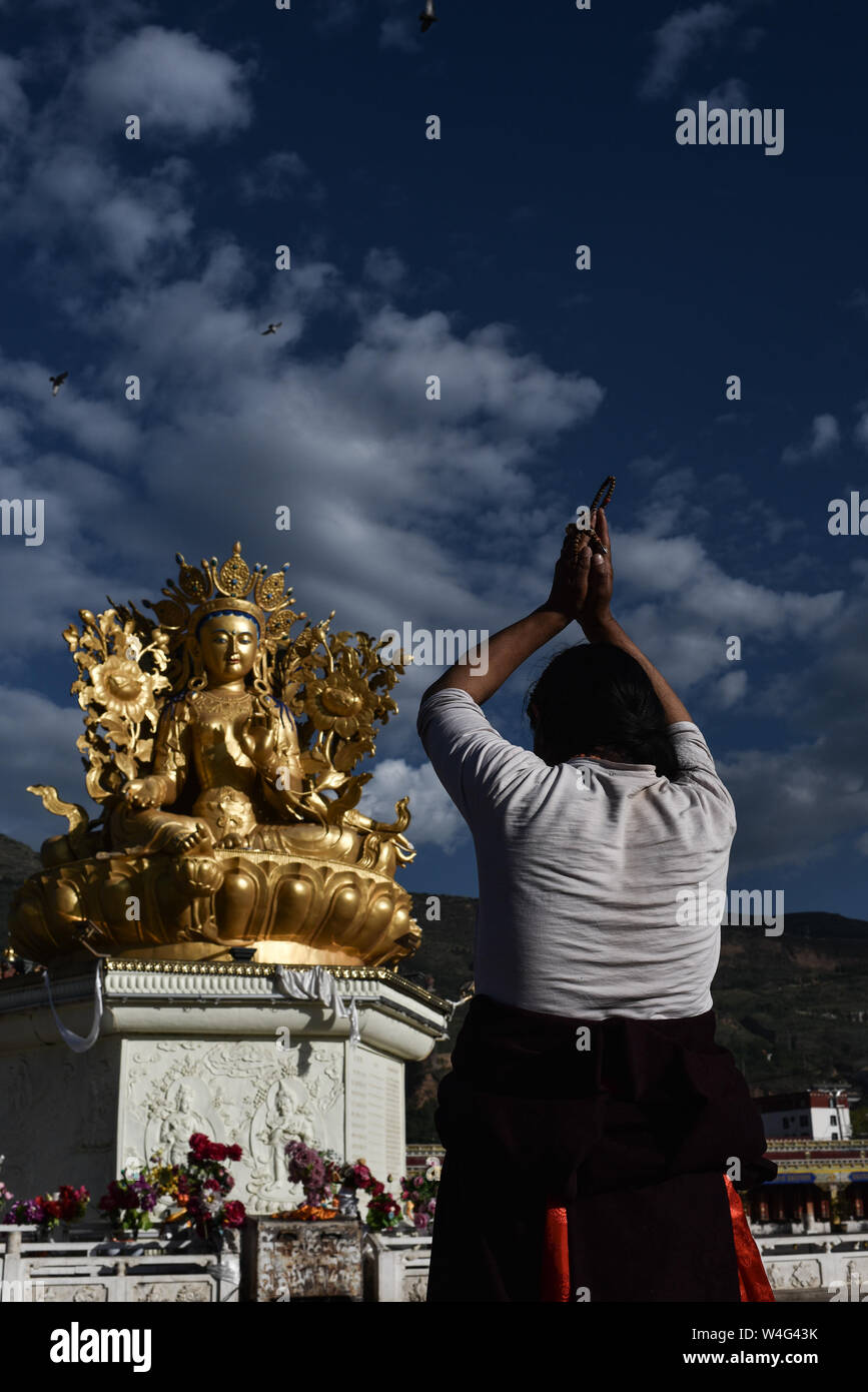 (190723) -- XINING, luglio 23, 2019 (Xinhua) -- un seguace del buddismo tibetano prega davanti al monastero di Rongwo in Tongren contea di Huangnan tibetano prefettura autonoma, a nord-ovest della Cina di Provincia di Qinghai, 23 luglio, 2019. Stabilito nella Dinastia Yuan (1271-1368), il Tibetano monastero buddista è rinomata per i suoi magnifici edifici e abbondanti reliquie culturali. (Xinhua/Wu pista) Foto Stock