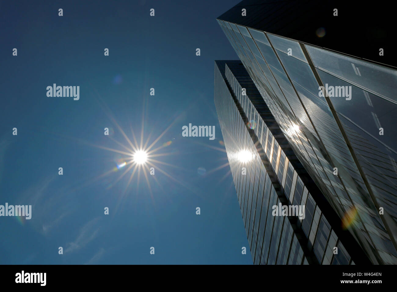 Colonia, Germania. 23 Luglio, 2019. Il sole si riflette a mezzogiorno nella facciata del Mediapark Torre. Secondo il tedesco servizio meteo, un record di onda di calore è che interessano la Germania e colpire il West particolarmente duri. Credito: Oliver Berg/dpa/Alamy Live News Foto Stock