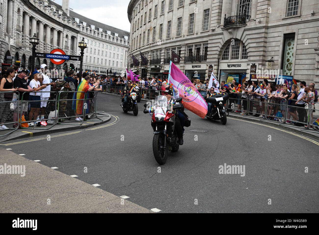 London, Regno Kingdome, 6 Luglio 2019: orgoglio di persone e sostenitori sulle motociclette sportive, sfilando al famoso Pride Parade il 6 luglio in Lond Foto Stock