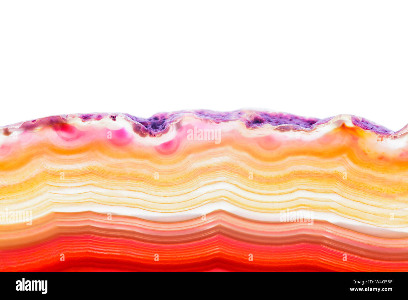 Sfondo astratto, arancione e rosso striato di agata minerale sezione trasversale isolata su sfondo bianco Foto Stock