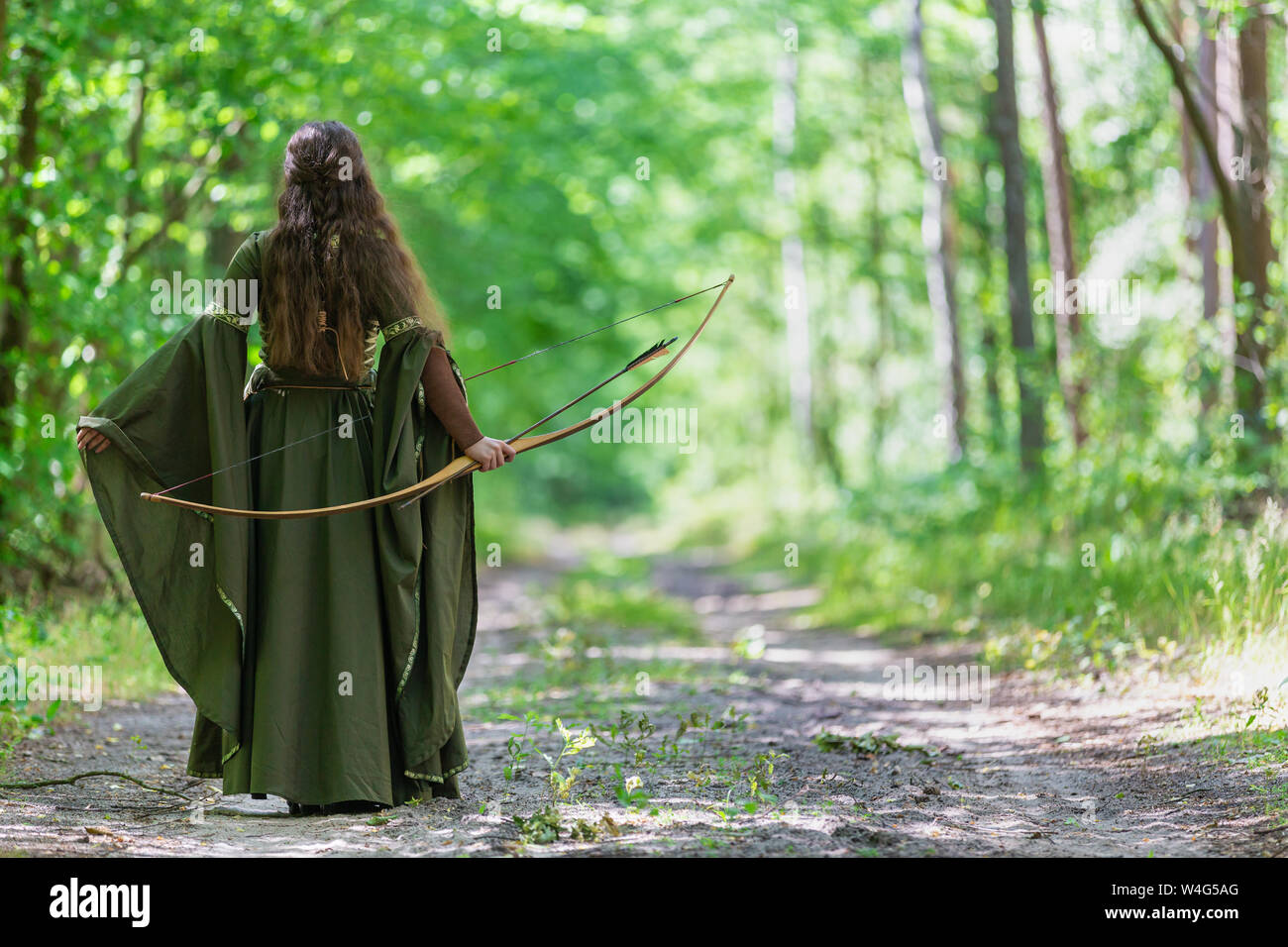 Elf archer da dietro nel bosco Foto Stock