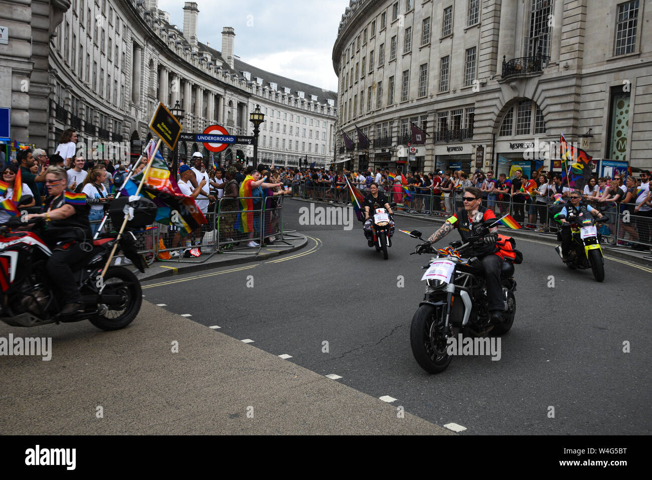 London, Regno Kingdome, 6 Luglio 2019: orgoglio di persone e sostenitori sulle motociclette sportive, sfilando al famoso Pride Parade il 6 luglio in Lond Foto Stock