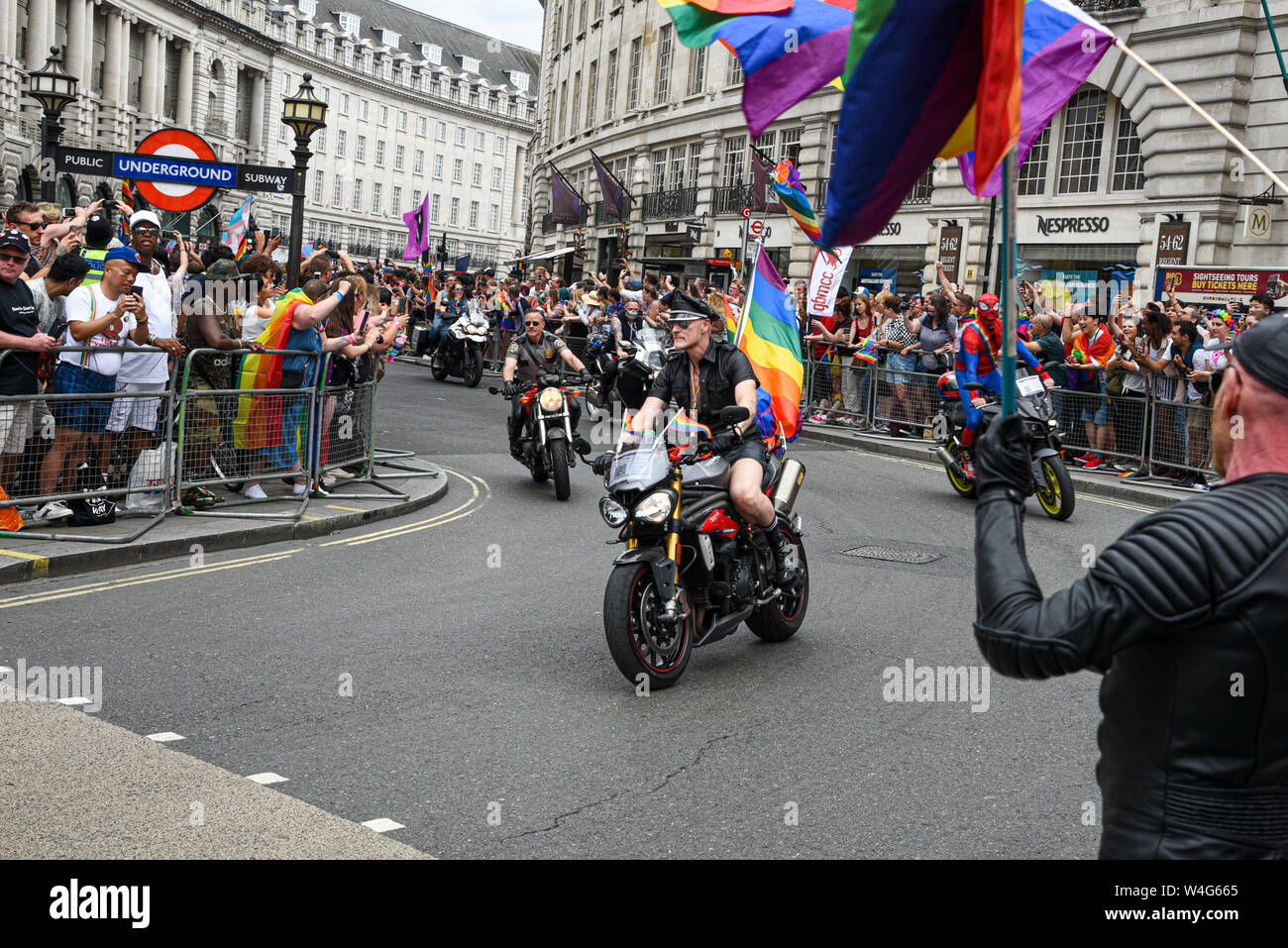 London, Regno Kingdome, 6 Luglio 2019: orgoglio di persone e sostenitori sulle motociclette sportive, sfilando al famoso Pride Parade il 6 luglio in Lond Foto Stock