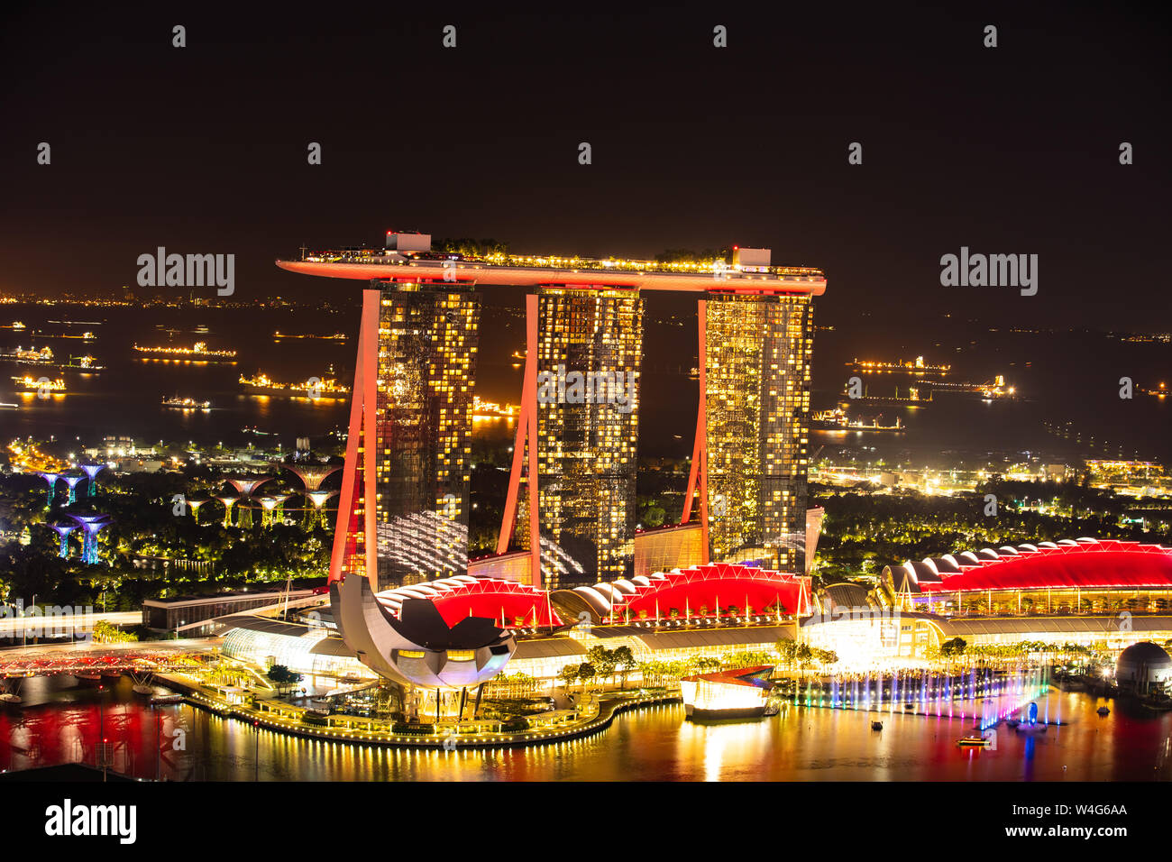 Il Marina Bay Sands lightship - Rosso Foto Stock