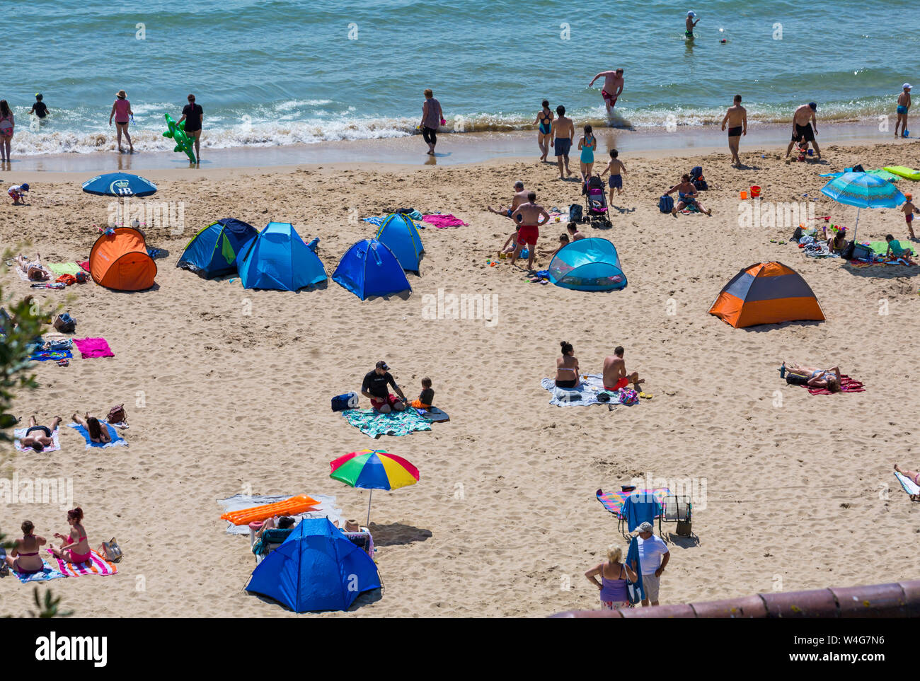 Bournemouth Dorset UK. Il 23 luglio 2019. Regno Unito: meteo migliaia affollano le spiagge a Bournemouth durante l'ondata di caldo su una cocente sole e caldo giorno. Credito: Carolyn Jenkins/Alamy Live News Foto Stock