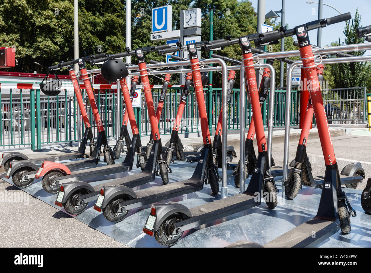 Amburgo, Germania. 23 Luglio, 2019. E- scooter del pedale sono situati a Berna la stazione della metropolitana. Entro la fine dell'anno, la Hochbahn, in cooperazione con la mobilità svedese voi provider, metterà alla prova se pedale elettrico-scooter sono adatti per il primo miglio come un alimentatore per la stazione della metropolitana. Credito: Markus Scholz/dpa/Alamy Live News Foto Stock