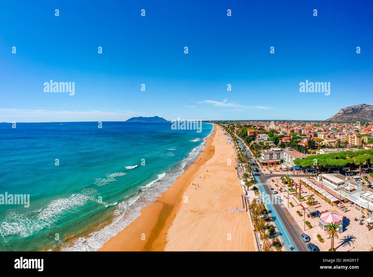 Panoramica mare paesaggio con Terracina, Lazio, Italia. New Scenic 5 posti  località villaggio con una bella spiaggia di sabbia e acque cristalline.  Famosa destinazione turistica Foto stock - Alamy