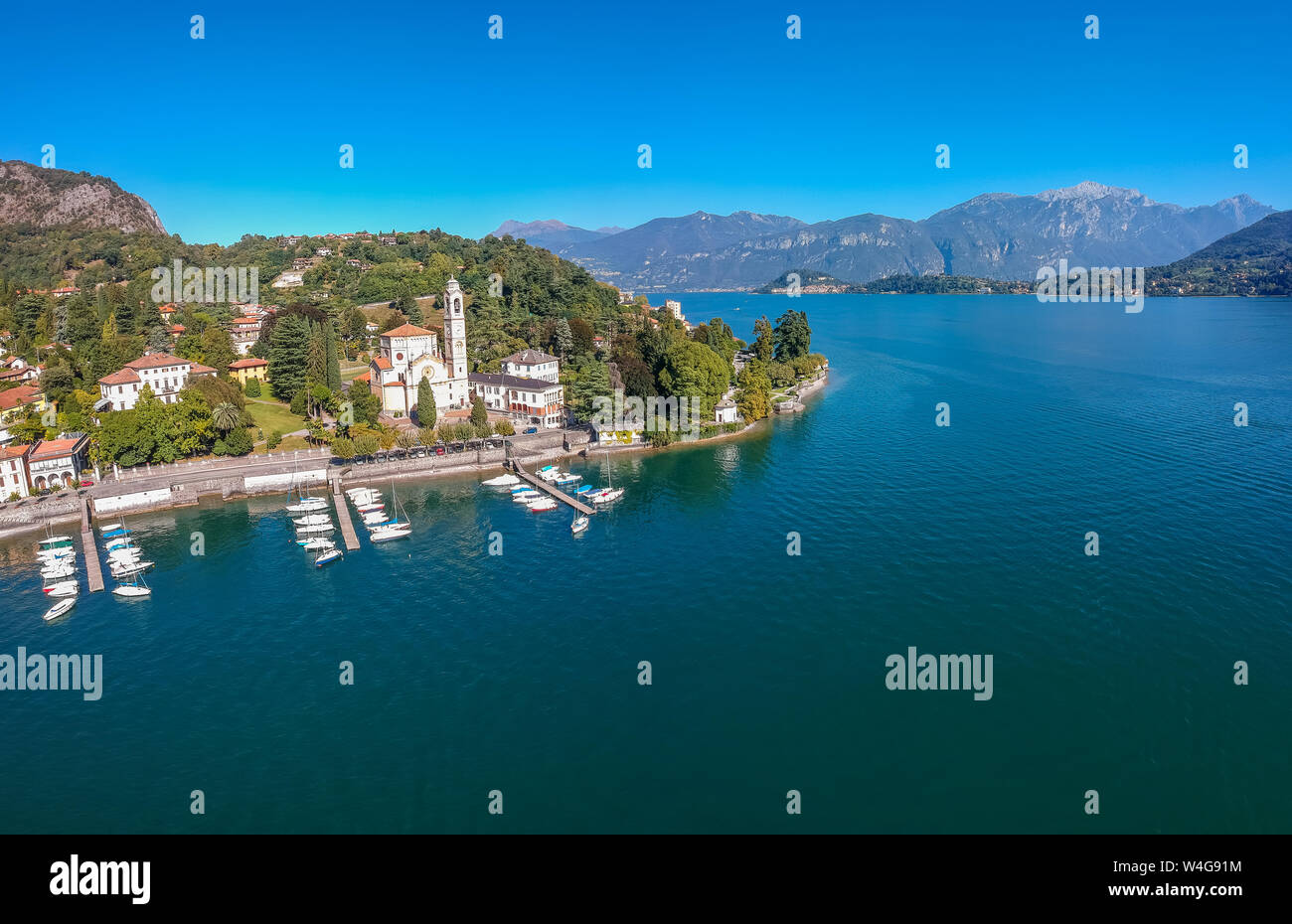 Vista aerea orizzontale sul bellissimo Lago di Como in Tremezzina, Lombardia, Italia. Scenic piccolo borgo con case tradizionali e chiare acque blu. Estate tou Foto Stock