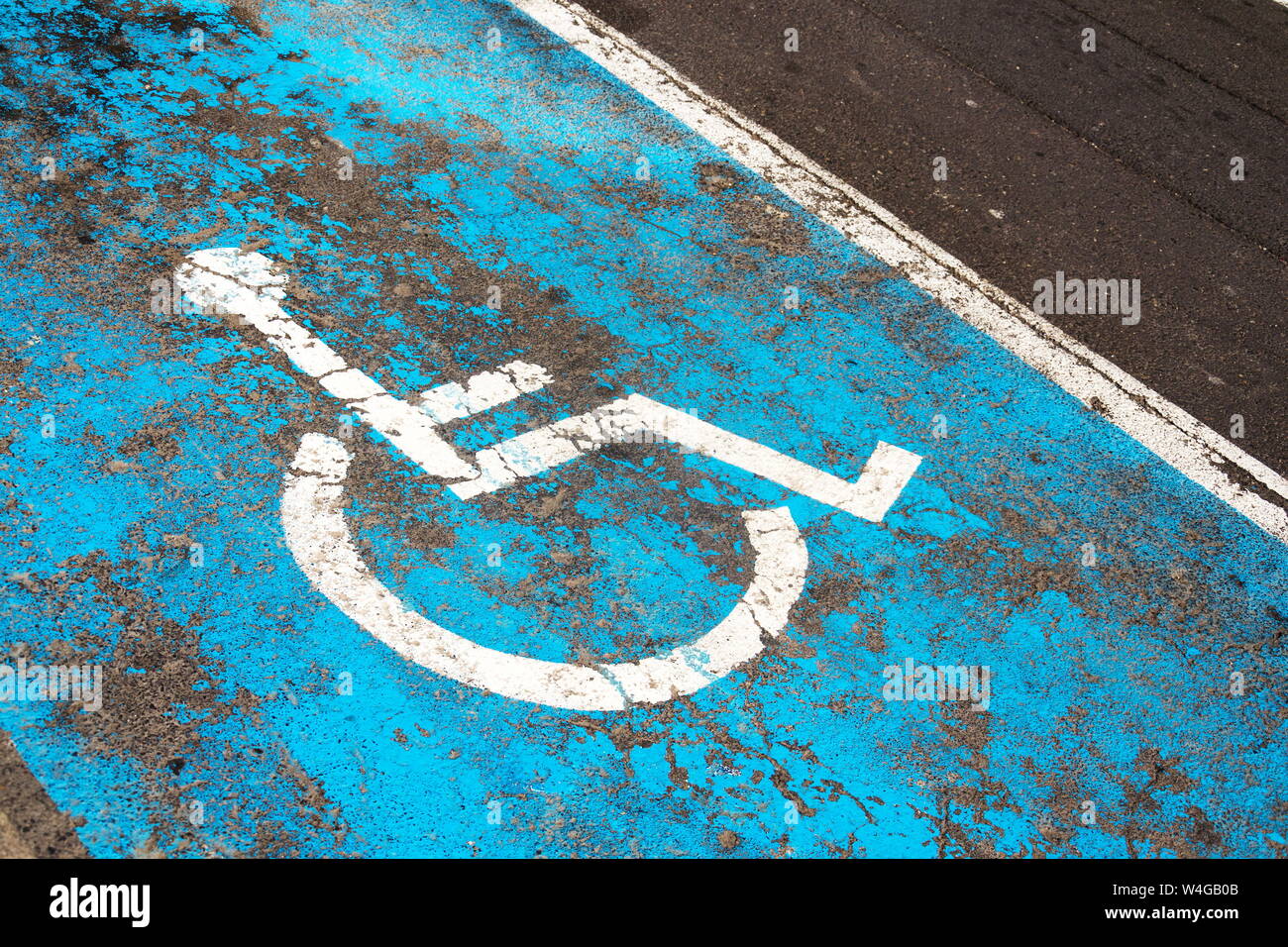 Parcheggio Handicap segno dipinto sulla strada a spazio di parcheggio per disabili o le persone disabili nel parcheggio Foto Stock