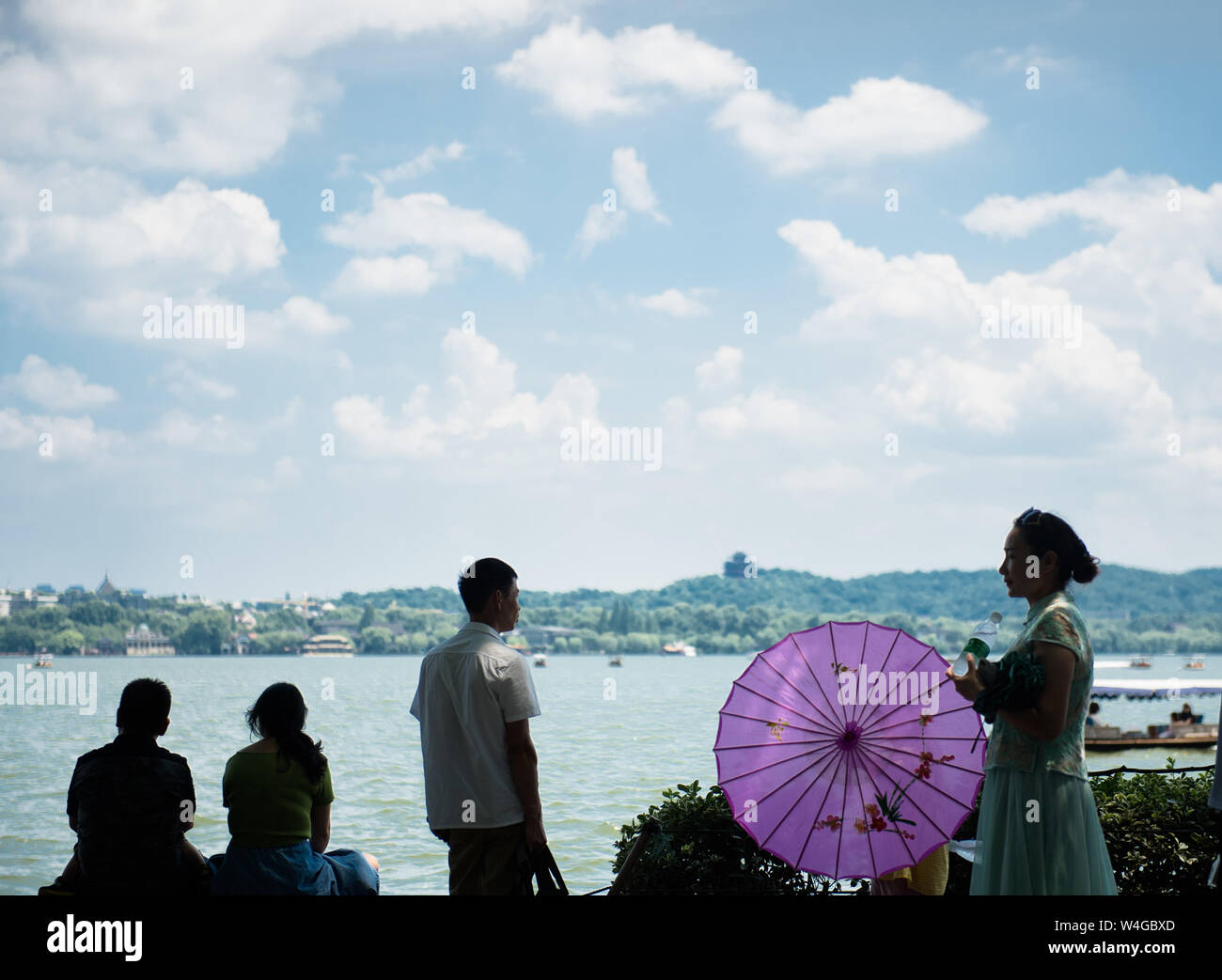 (190723) -- HANGZHOU, luglio 23, 2019 (Xinhua) -- i turisti di visitare il West Lake in Hangzhou, est della Cina di Provincia dello Zhejiang, 23 luglio, 2019. Onda di Calore continua a colpire Hangzhou fino ai primi di agosto. (Xinhua/Weng Xinyang) Foto Stock