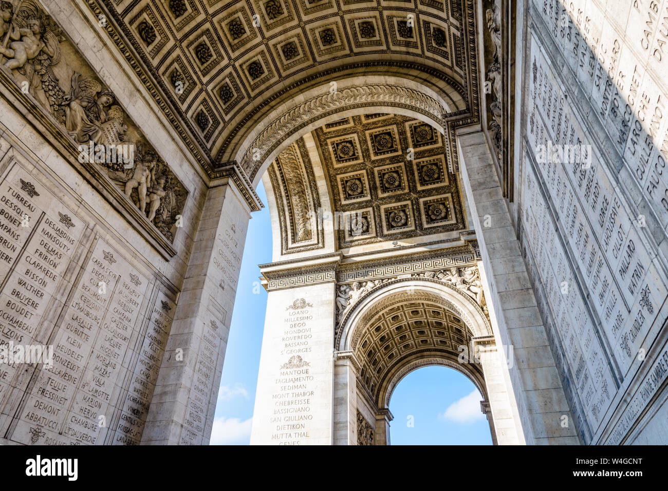 La volta del Arc de Triomphe a Parigi, Francia, visto dal di sotto. Foto Stock