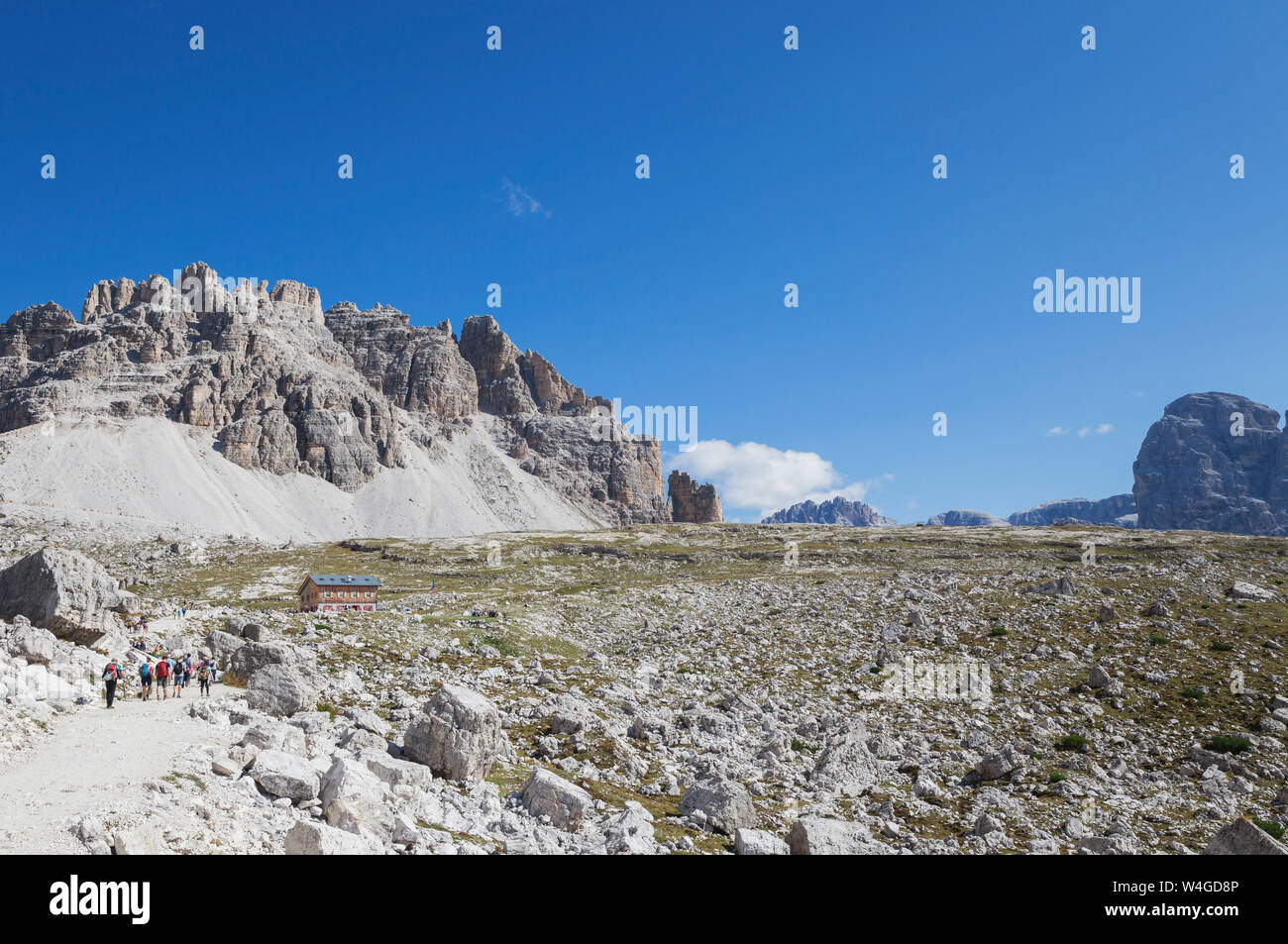 Rifugio Lavaredo alla rotonda Trail, Tre Cime di Lavaredo Zona, parco naturale Tre Cime, patrimonio mondiale Unesco sito naturale, Dolomiti di Sesto, Italia Foto Stock