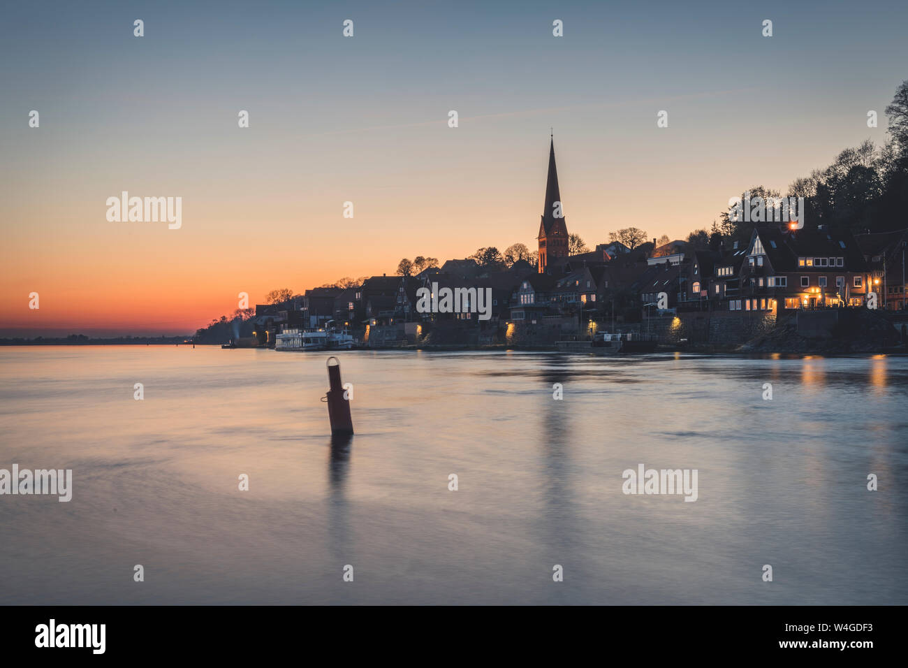 Townscape con il Fiume Elba al tramonto, Lauenburg, Schleswig-Holstein, Germania Foto Stock