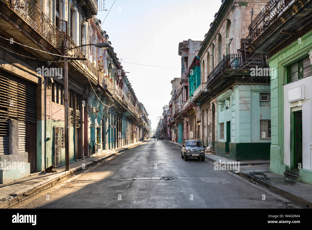 Empty Street nella città vecchia, l'Avana, Cuba Foto Stock