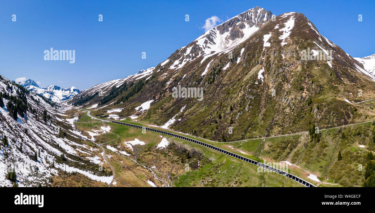 Veduta aerea di protezione valanghe gallery a Kuehtai mountain pass road, Tirolo, Austria Foto Stock