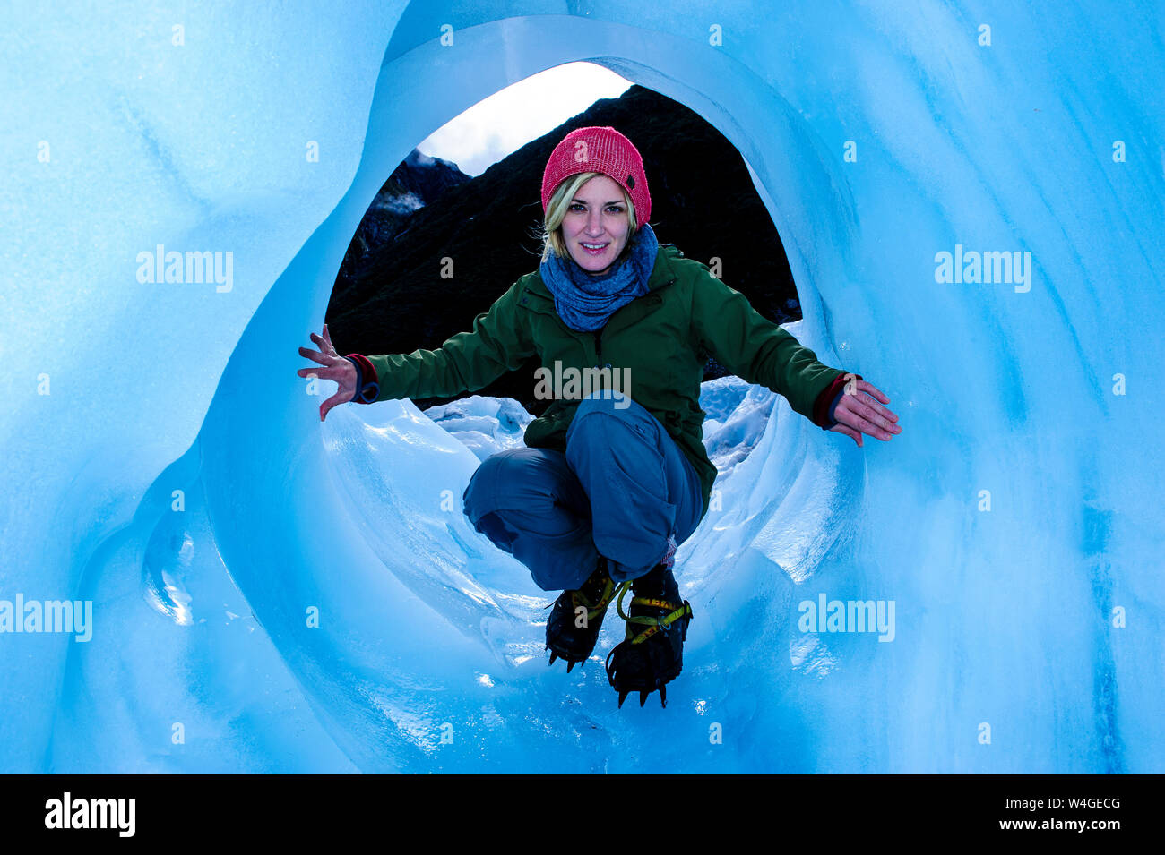 Ritratto di donna in una caverna di ghiaccio, Fox Glacier, Isola del Sud, Nuova Zelanda Foto Stock