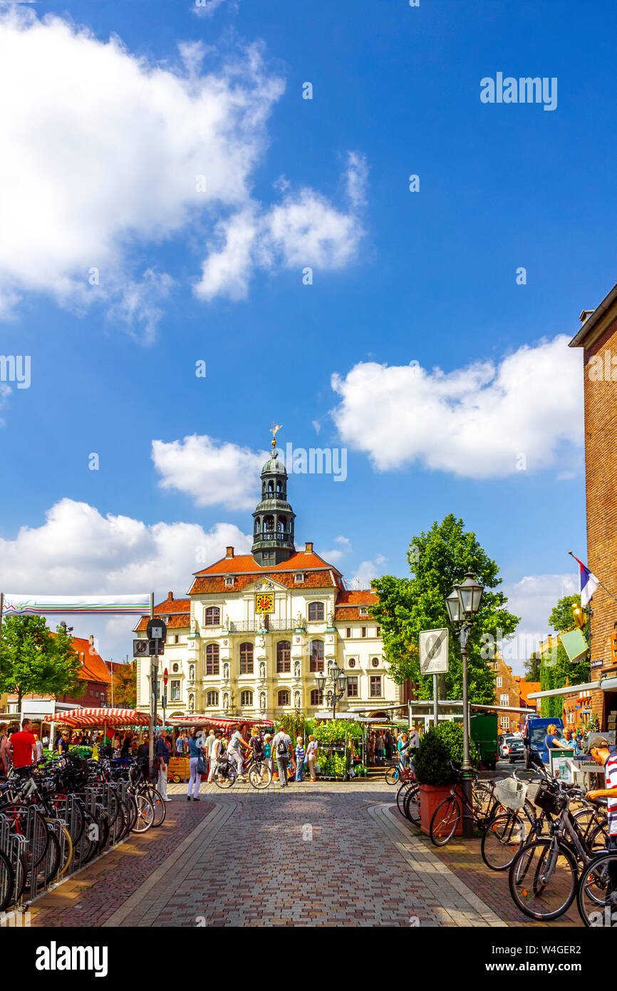 Vista del municipio con il mercato settimanale in primo piano, Lueneburg, Germania Foto Stock
