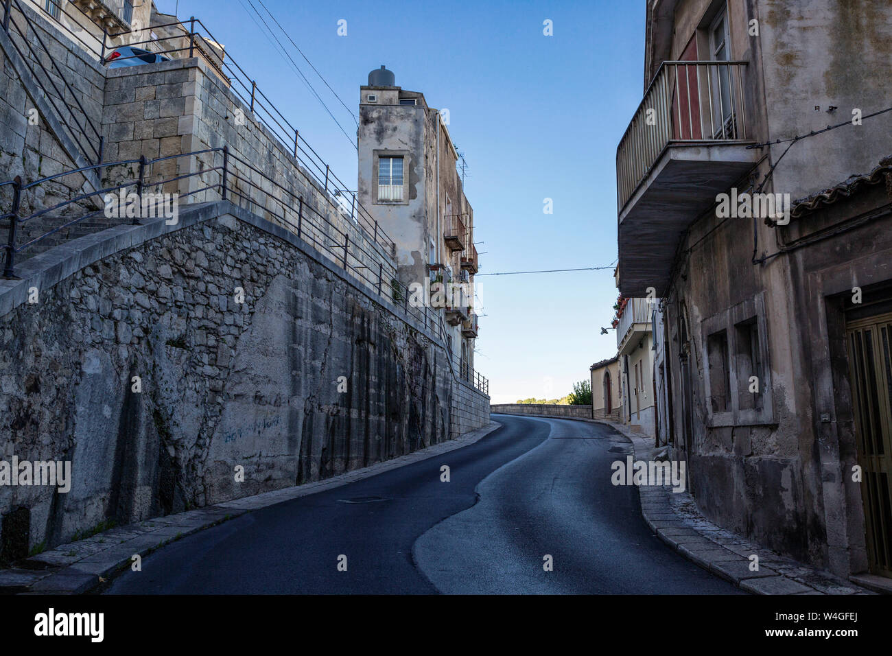 Casa ristretta in corrispondenza di una strada, Ragusa, Sicilia, Italia Foto Stock