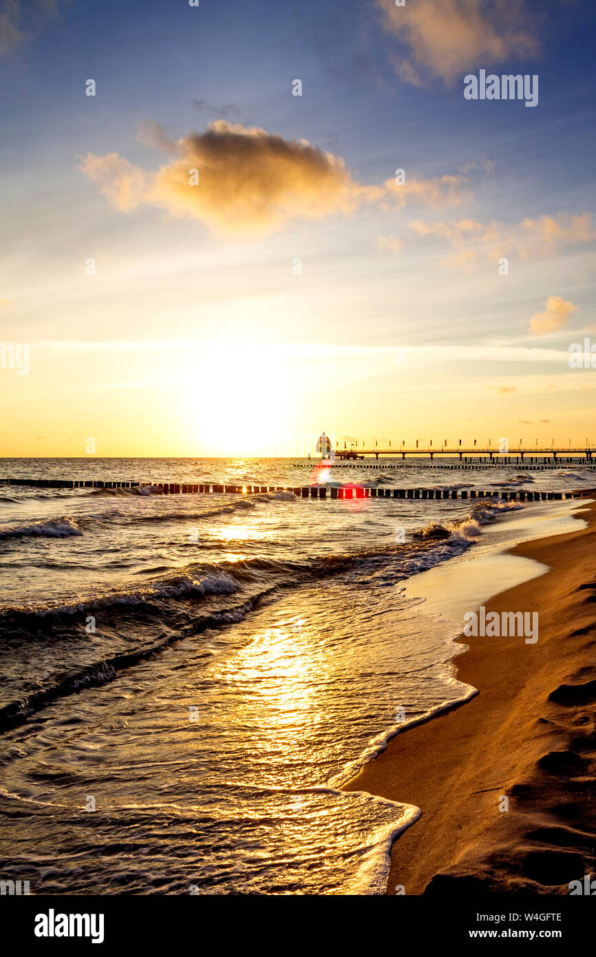 Vista mare e ponte dive gondola al tramonto, Zingst, Germania Foto Stock