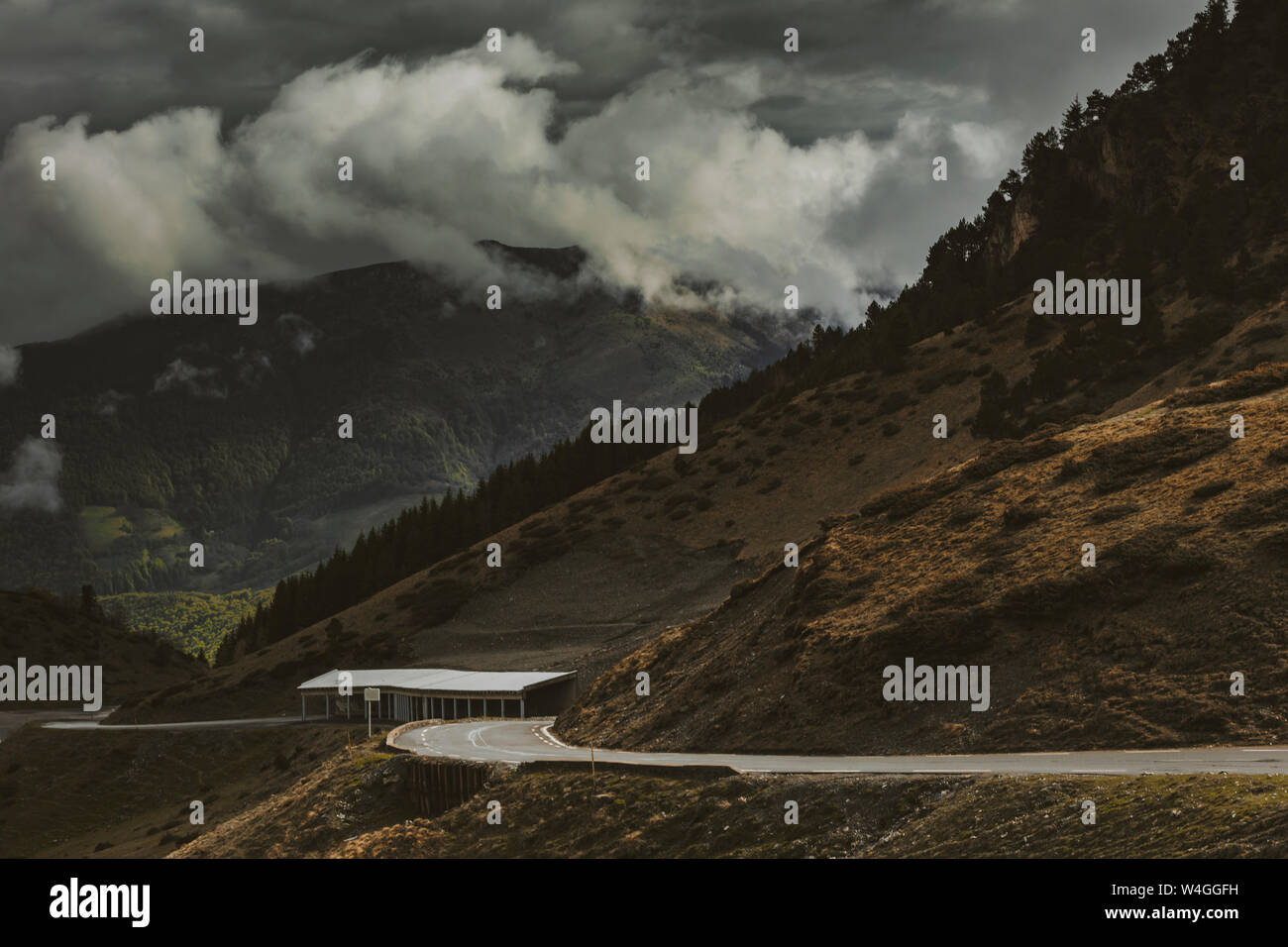 Drammatico paesaggio di nubi e strada a Midi-Pyrenees, Francia Foto Stock