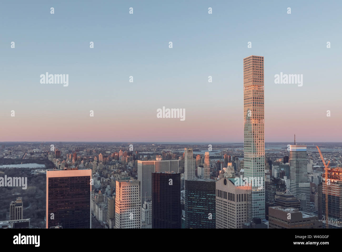 Skyline al tramonto con 432 Park Avenue grattacielo, Manhattan, New York City, Stati Uniti d'America Foto Stock