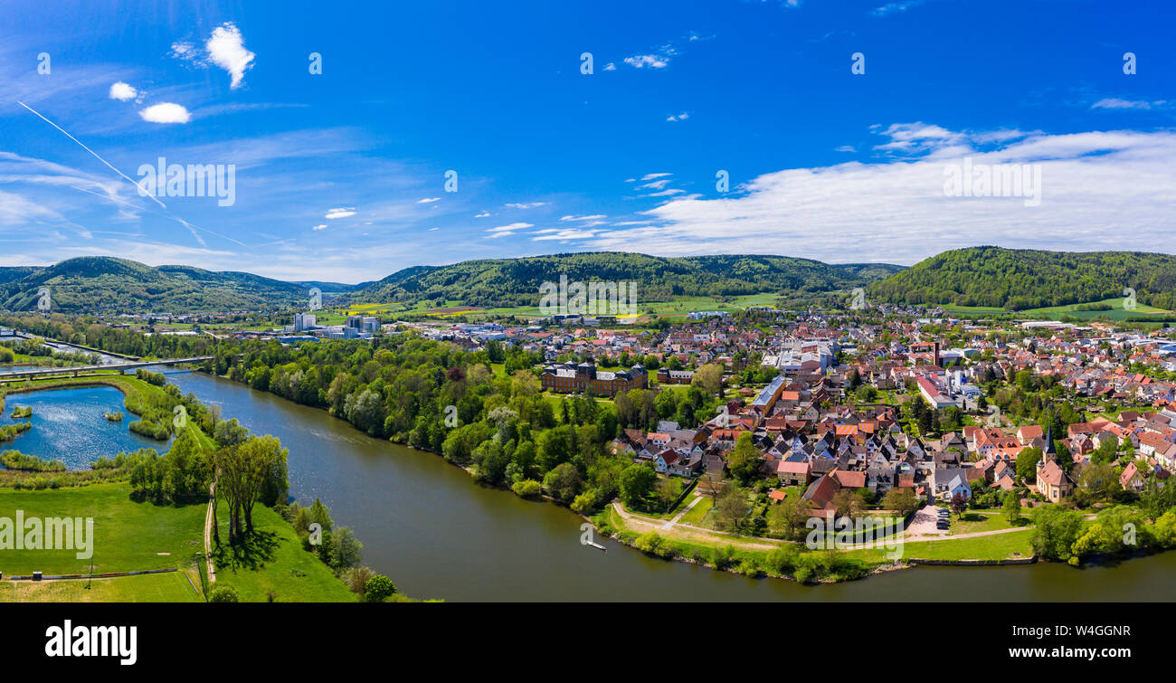 Vista panoramica di Kleinheubach con fiume Main, Baviera, Germania Foto Stock