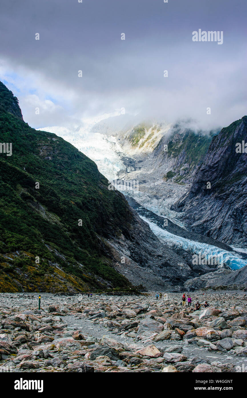 I turisti escursioni fino al ghiacciaio Franz Josef, Isola del Sud, Nuova Zelanda Foto Stock