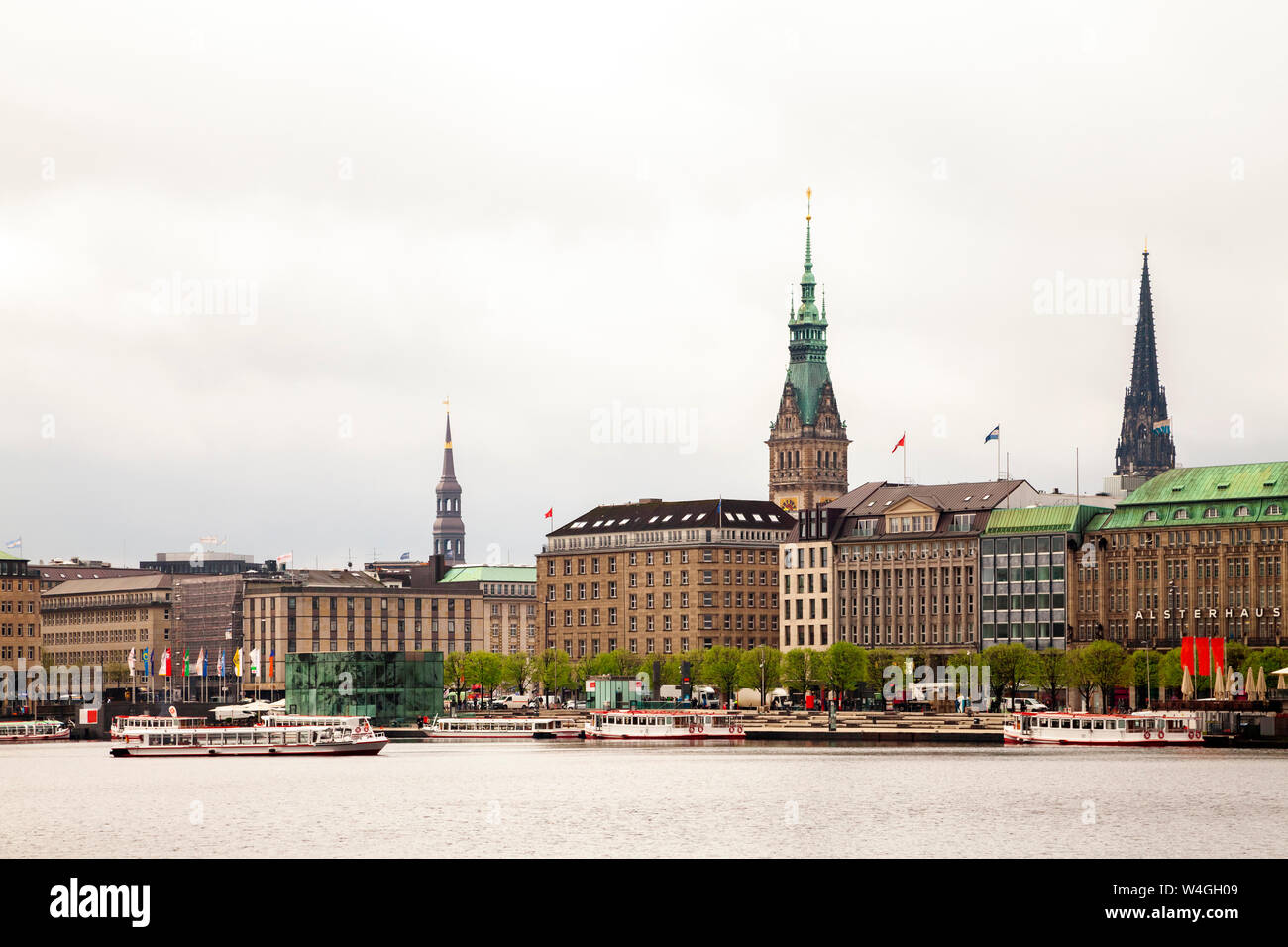 Vista città con city hall e St Nikolai Memorial e Alster interno in primo piano, Amburgo, Germania Foto Stock