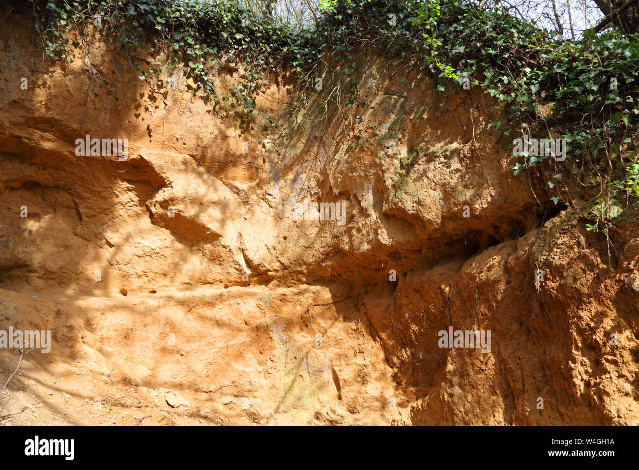 Esposti ghiaie di antico fiume nel giardino archeologico di San Acheul, Amiens, Francia dove bifaced handaxs furono scoperte risalenti a oltre 450.000 anni, risultante in tutto il mondo riconoscono il tipo, Acheulian. Foto Stock