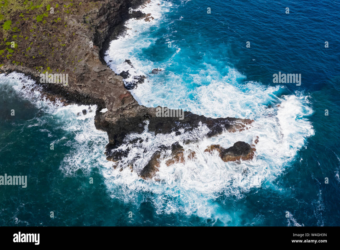 Vista aerea oltre Oceano Pacifico e le montagne di West Maui, Maui, Hawaii, STATI UNITI D'AMERICA Foto Stock