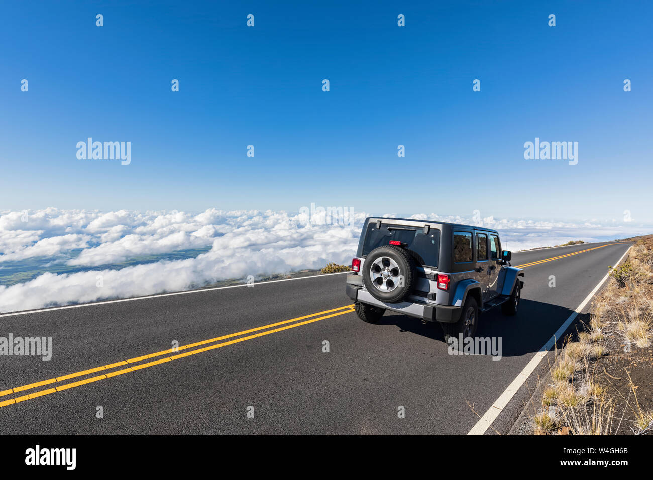 Jeep su Haleakala Highway, Maui, Hawaii, STATI UNITI D'AMERICA Foto Stock