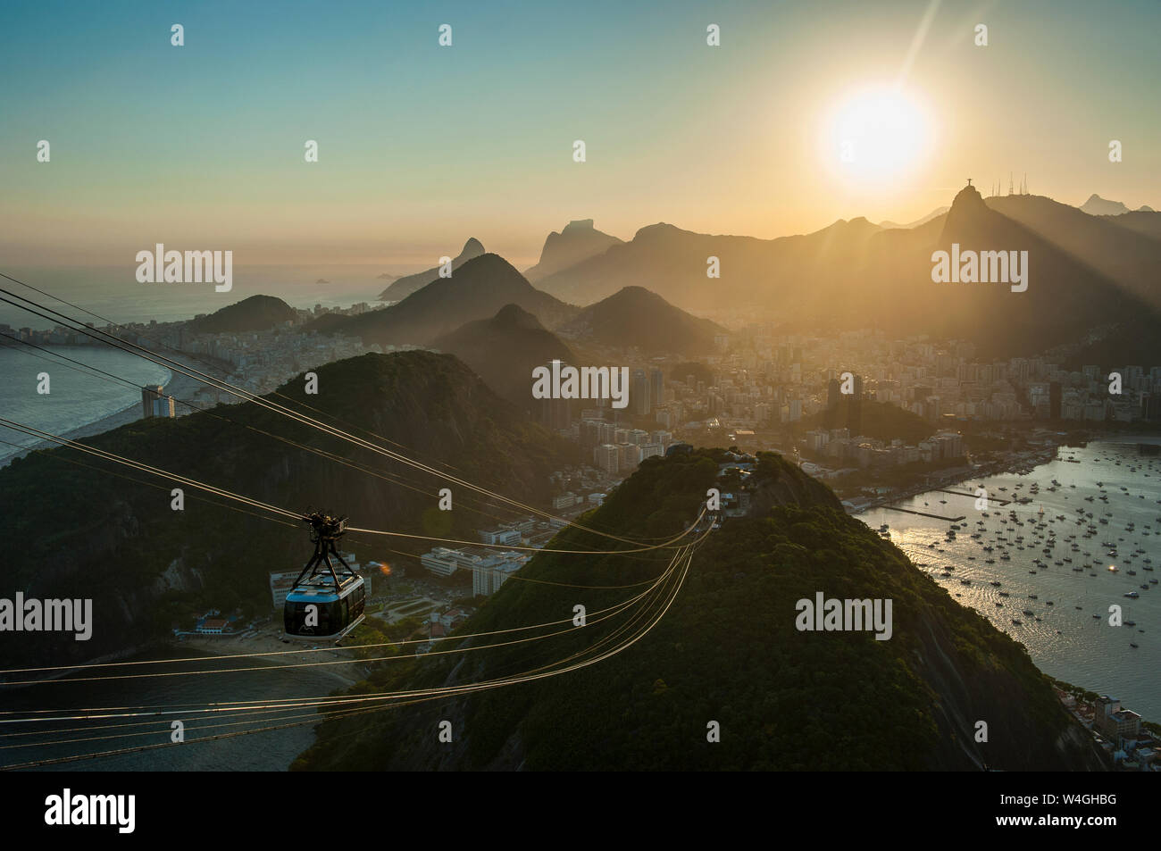 Vista dalla montagna di Sugarloaf con funivia al tramonto, Rio de Janeiro, Brasile Foto Stock