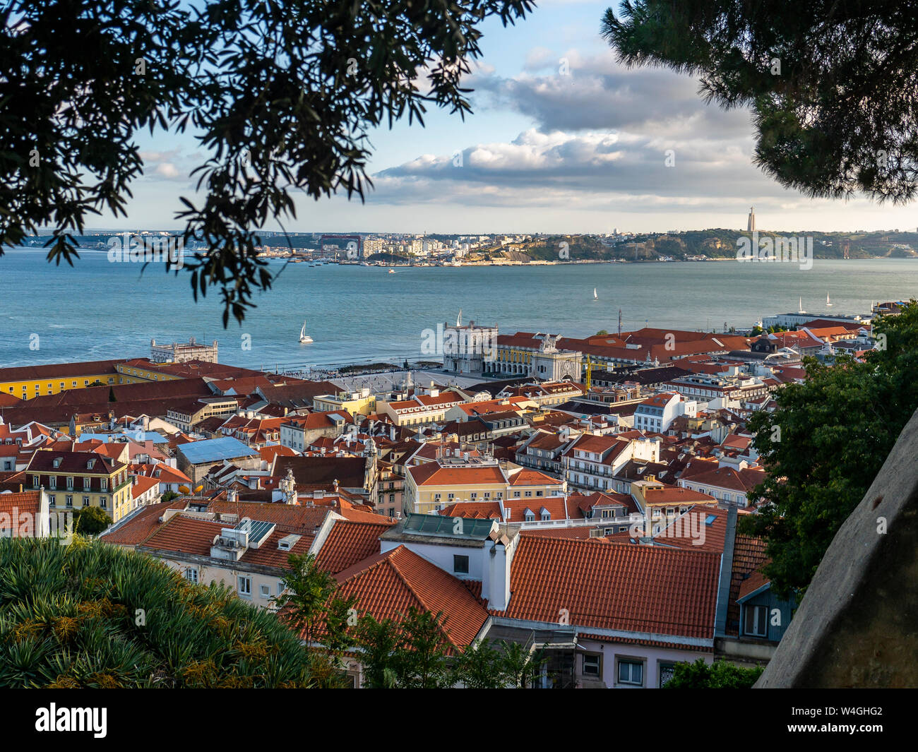 Vista sulla città da Miradouro da Nossa Senhora do Monte, Lisbona, Portogallo Foto Stock