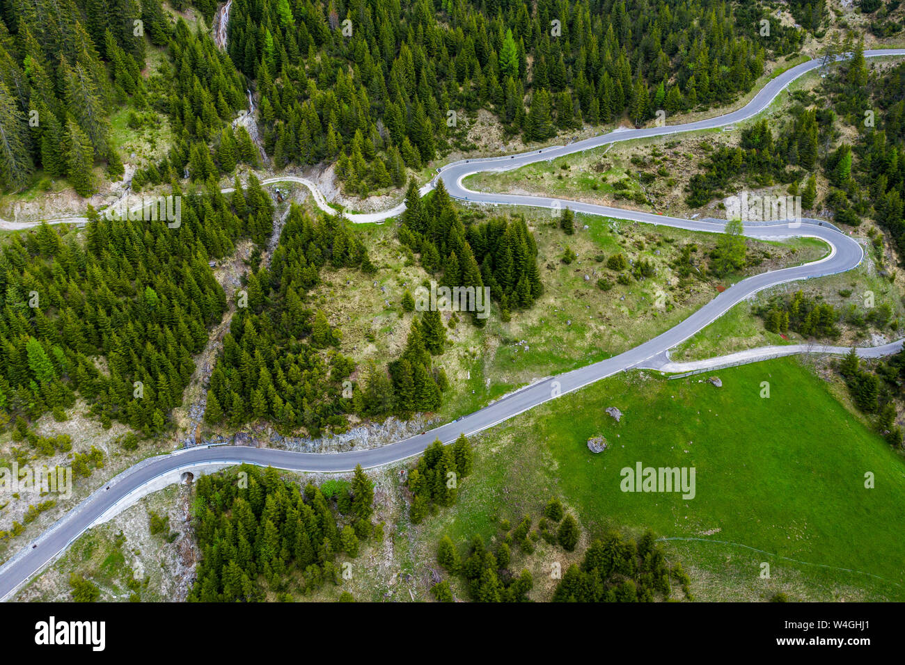 Veduta aerea di serpentine a Hahntennjoch, Valle del Lech, Tirolo, Austria Foto Stock