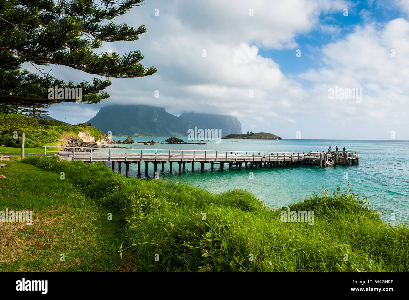 Pier con Mount Lidgbird e Monte Gower in background, Isola di Lord Howe, Nuovo Galles del Sud, Australia Foto Stock